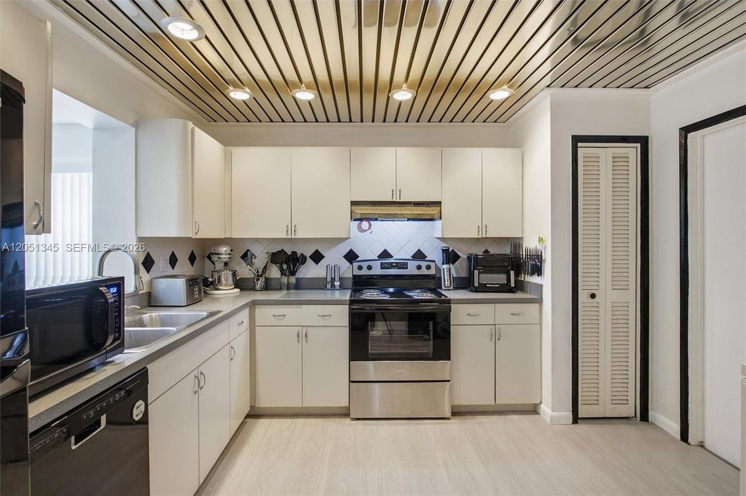На продажу: $525,000 (3 спален, 2 ванн, 1727 Квадратных фут)