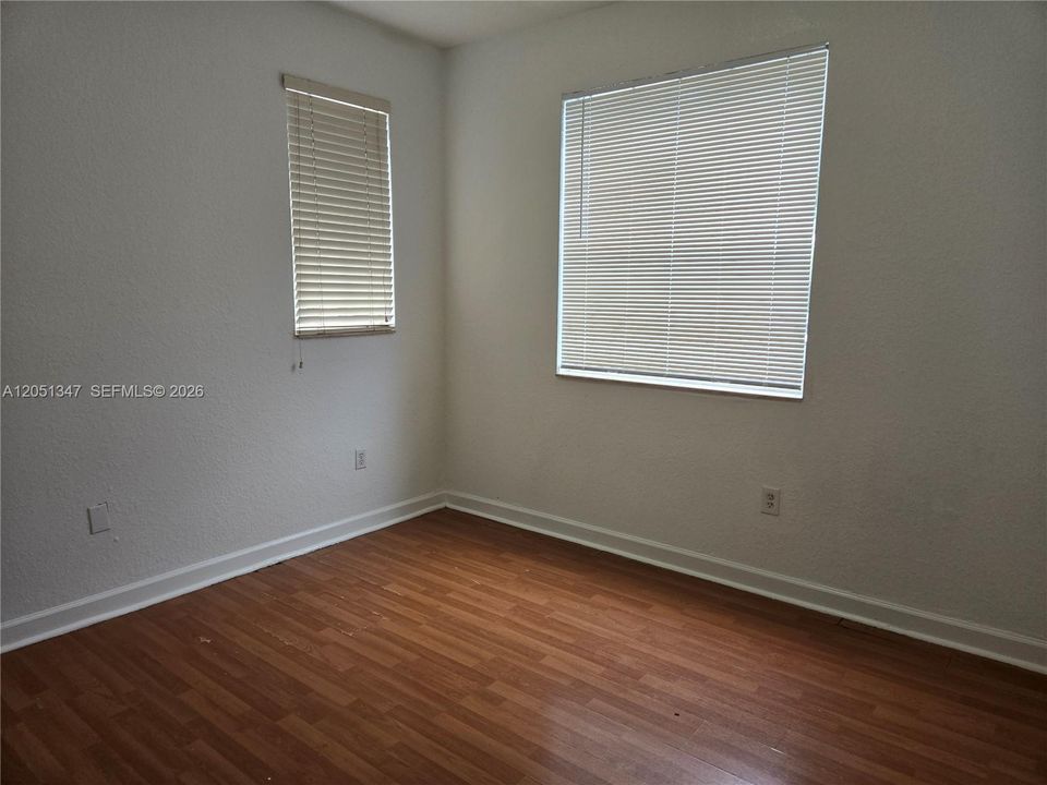 For Rent: $2,000 (3 beds, 2 baths, 1060 Square Feet)