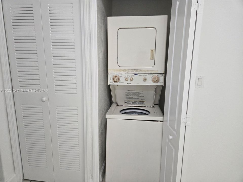 For Rent: $2,000 (3 beds, 2 baths, 1060 Square Feet)