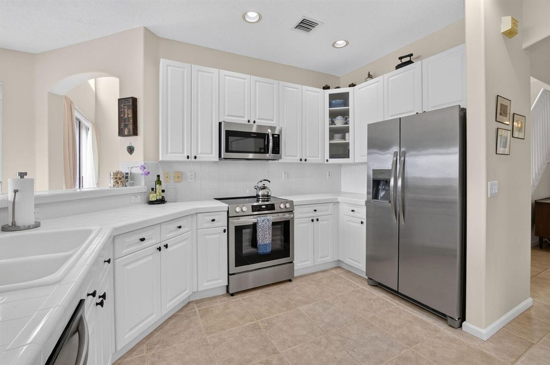 Neutral cabinetry & newer appliances