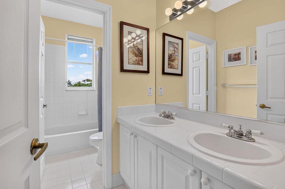 2nd floor bathroom w/dual sinks