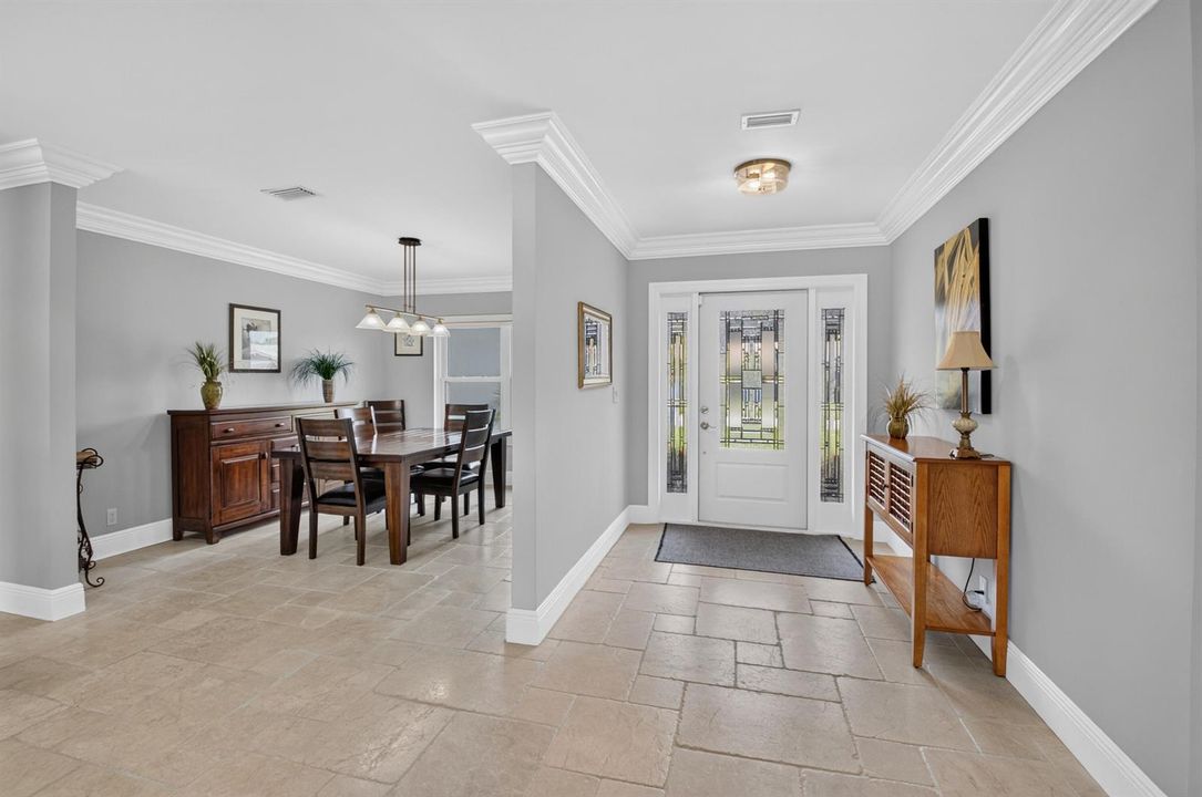Foyer/Dinning Room