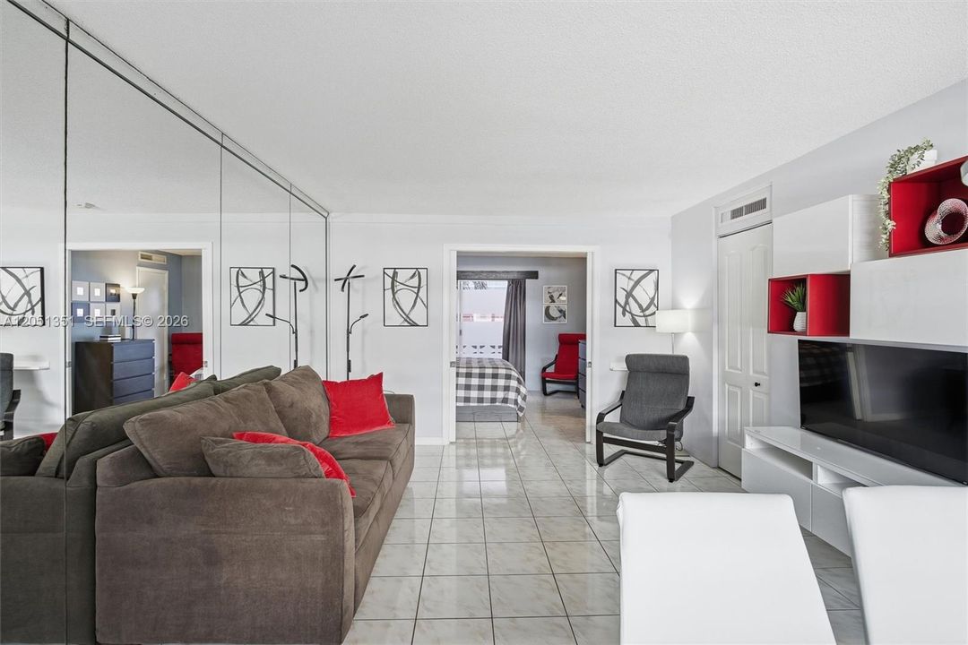 На продажу: $159,900 (1 спален, 1 ванн, 750 Квадратных фут)