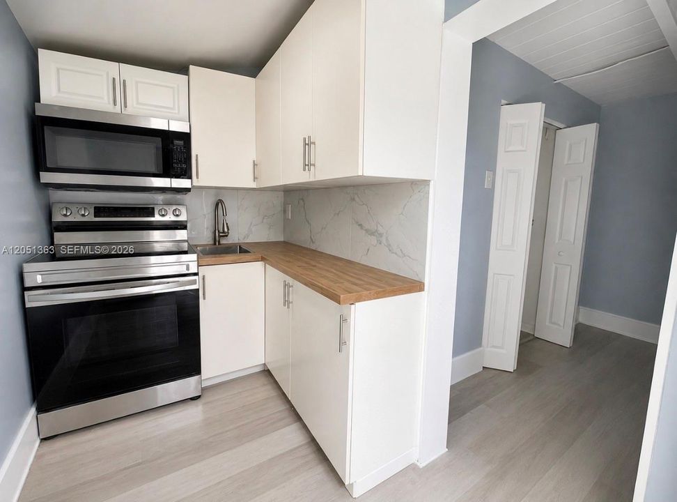 For Rent: $1,800 (1 beds, 1 baths, 454 Square Feet)