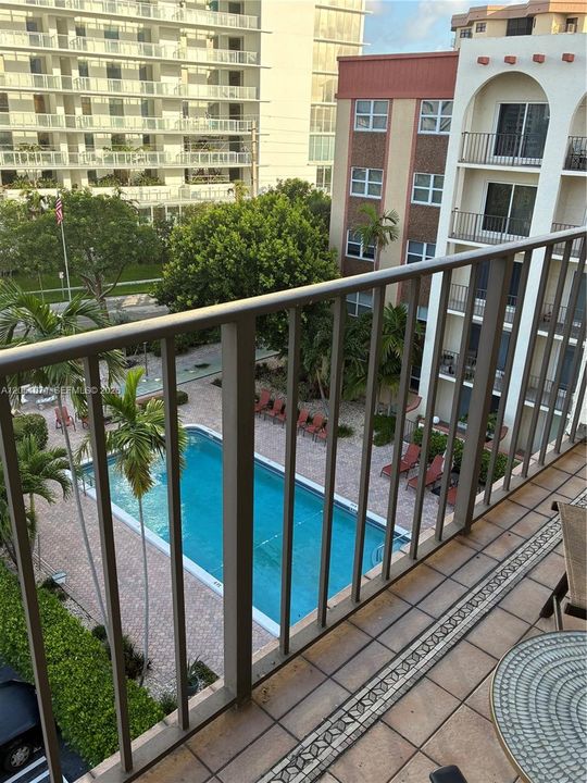 В аренду: $4,200 (2 спален, 2 ванн, 990 Квадратных фут)