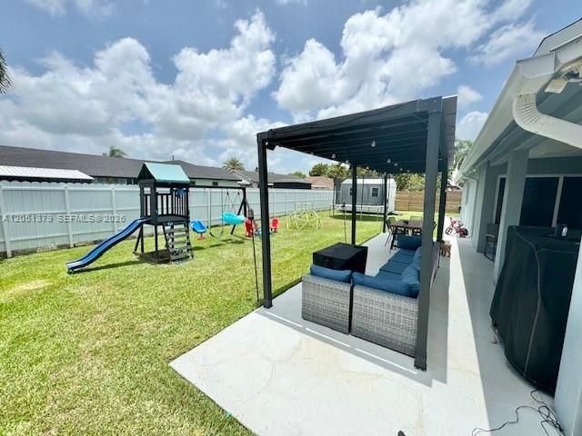 For Rent: $3,200 (3 beds, 2 baths, 1553 Square Feet)
