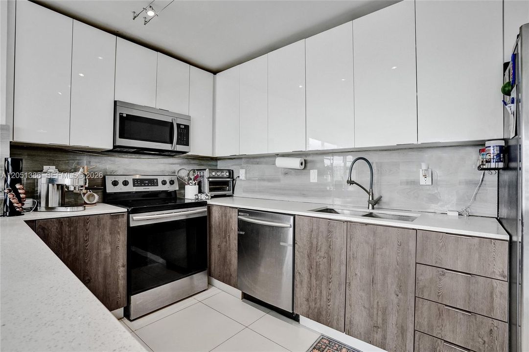 На продажу: $299,000 (2 спален, 2 ванн, 1408 Квадратных фут)