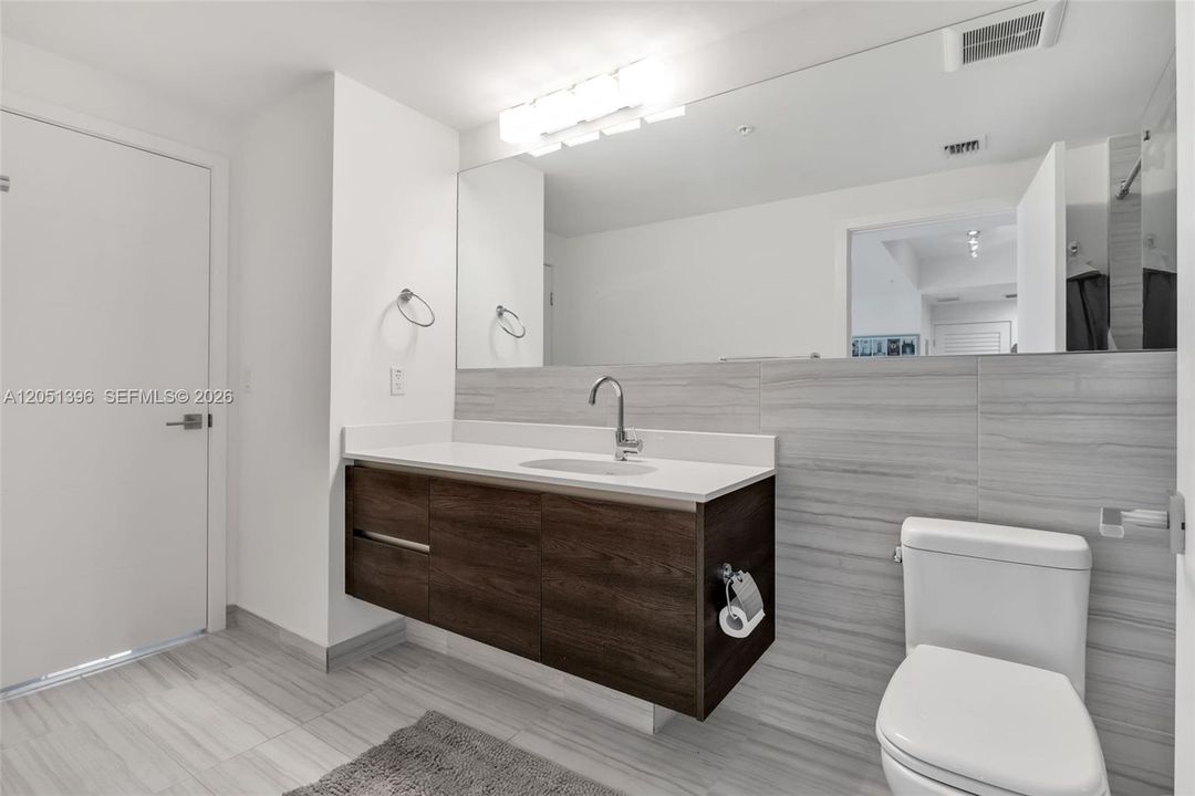 For Rent: $5,400 (2 beds, 2 baths, 986 Square Feet)