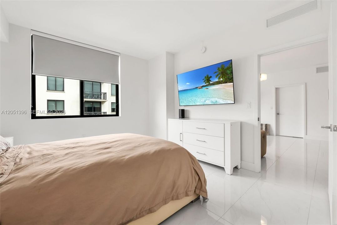 For Rent: $5,400 (2 beds, 2 baths, 986 Square Feet)
