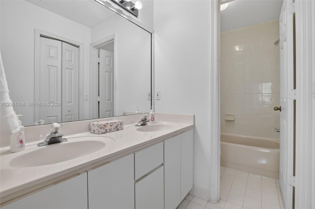 En Venta: $399,900 (3 camas, 2 baños, 1032 Pies cuadrados)