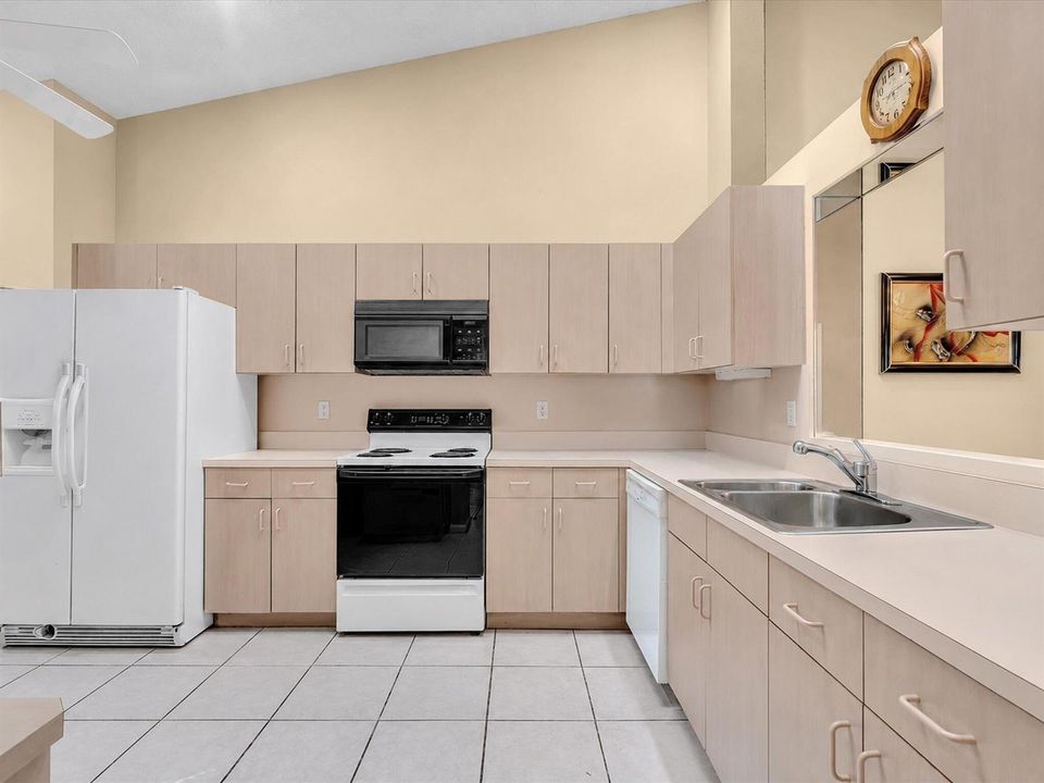Kitchen w/Passthrough