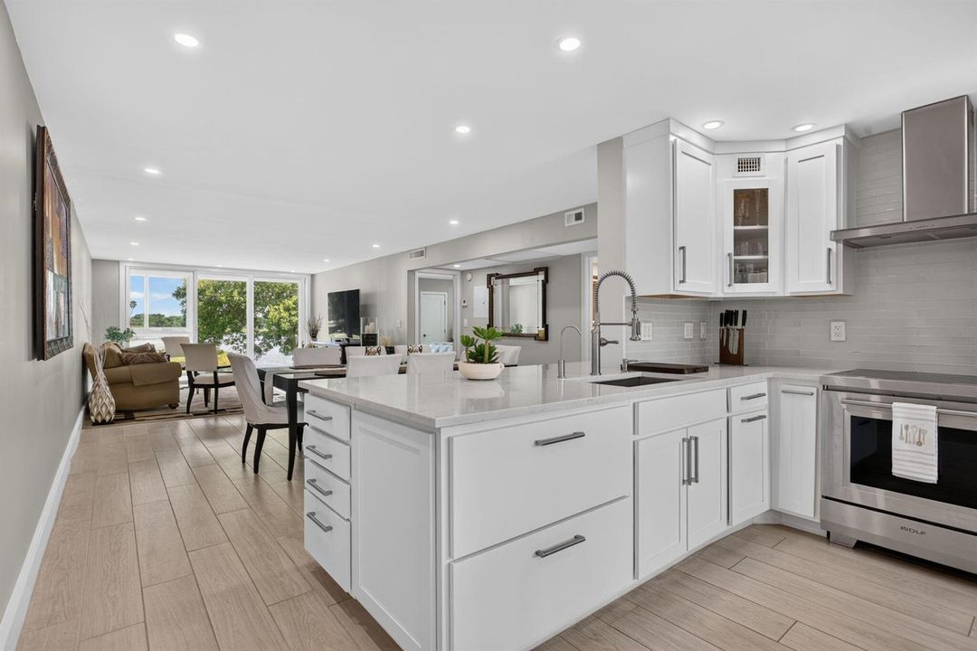 KITCHEN OPEN PASS THRU