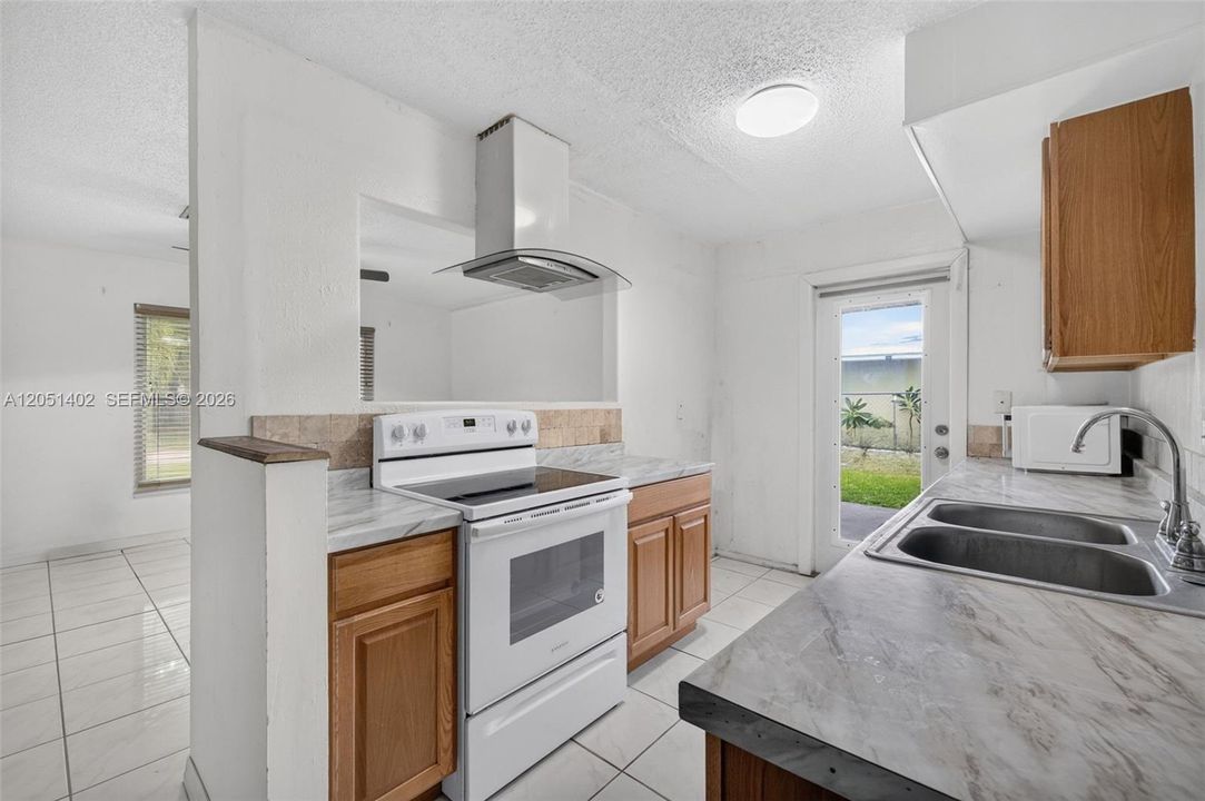 For Sale: $239,000 (2 beds, 2 baths, 1303 Square Feet)