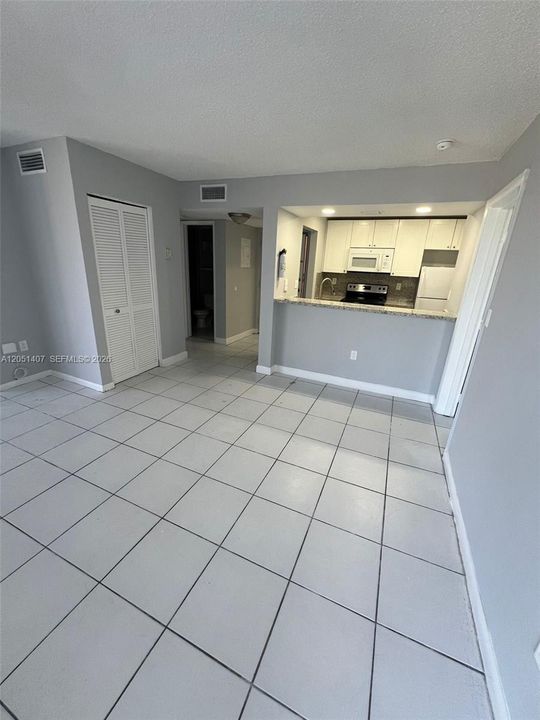 For Rent: $2,000 (2 beds, 2 baths, 925 Square Feet)