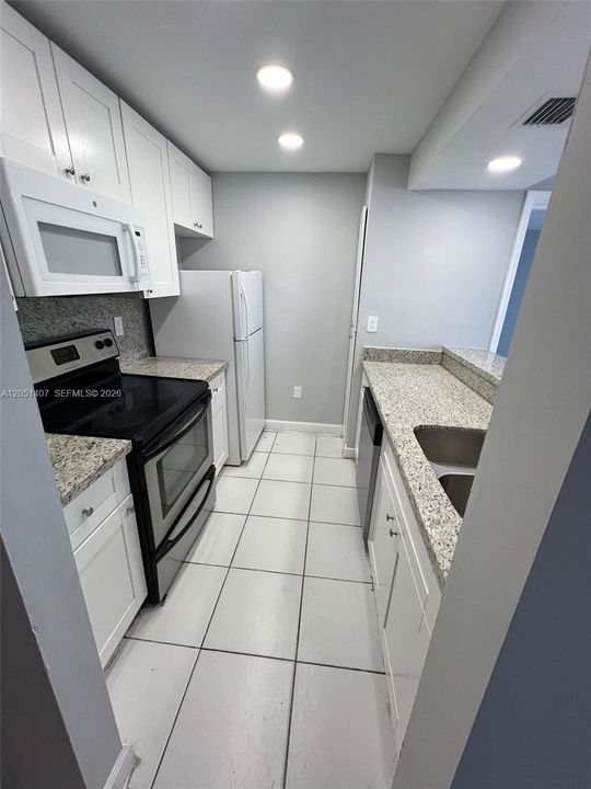 For Rent: $2,000 (2 beds, 2 baths, 925 Square Feet)