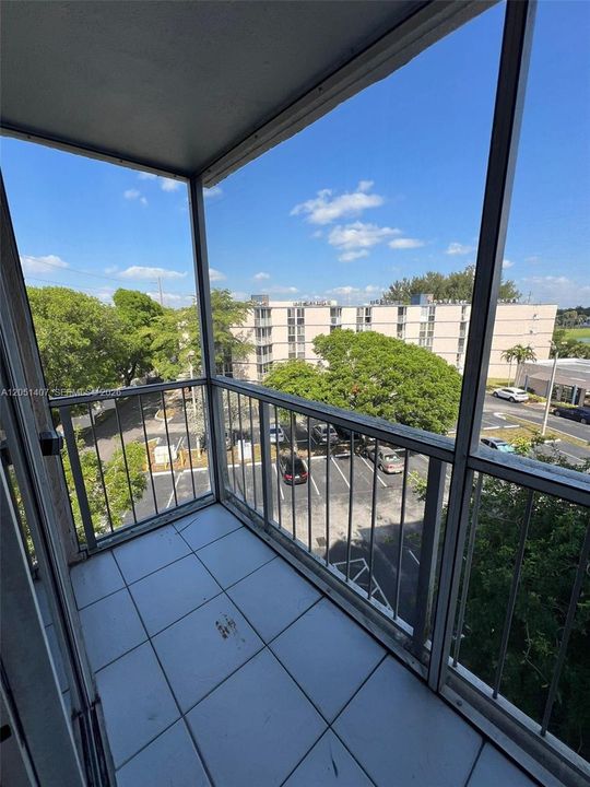 For Rent: $2,000 (2 beds, 2 baths, 925 Square Feet)