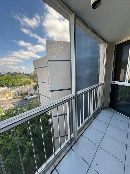 For Rent: $2,000 (2 beds, 2 baths, 925 Square Feet)