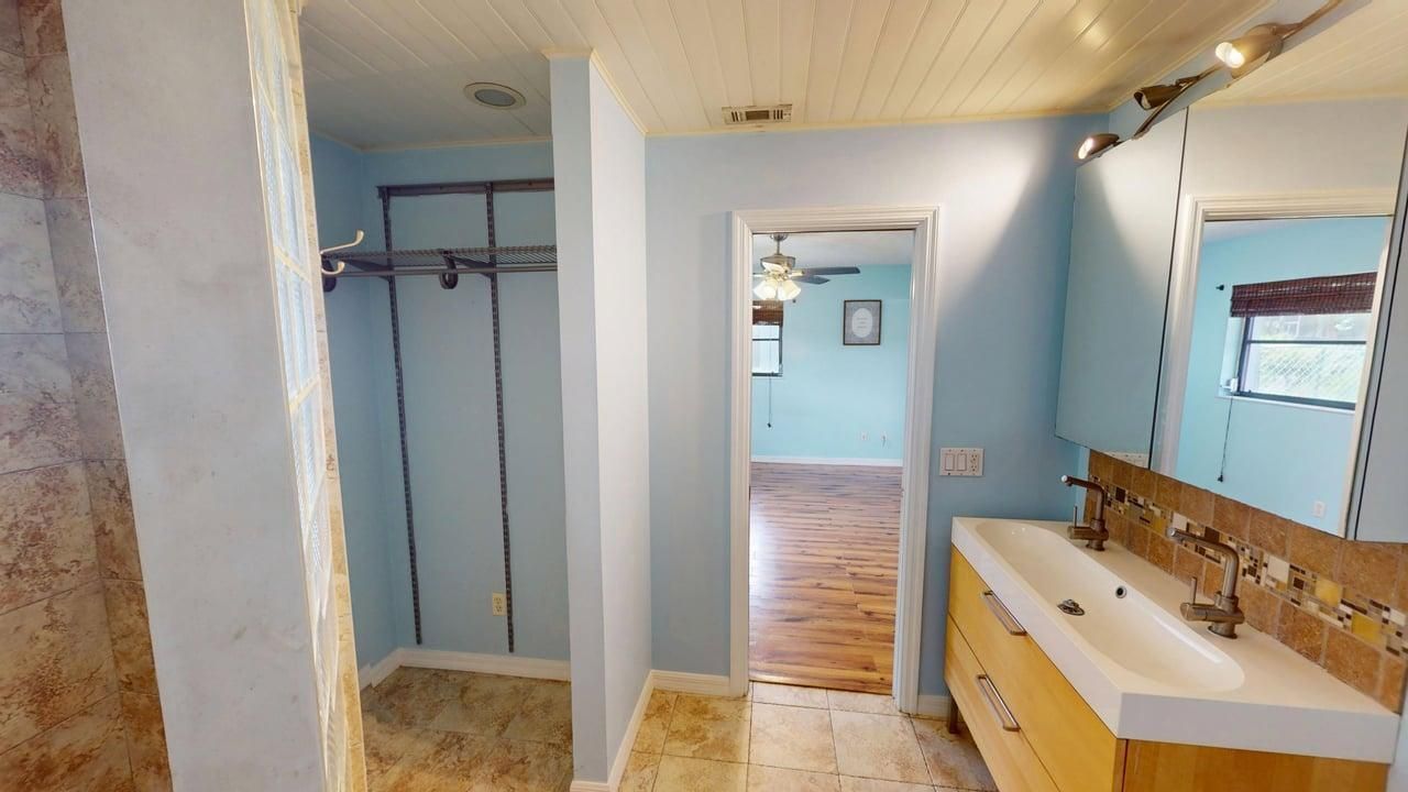 Suite Bathroom