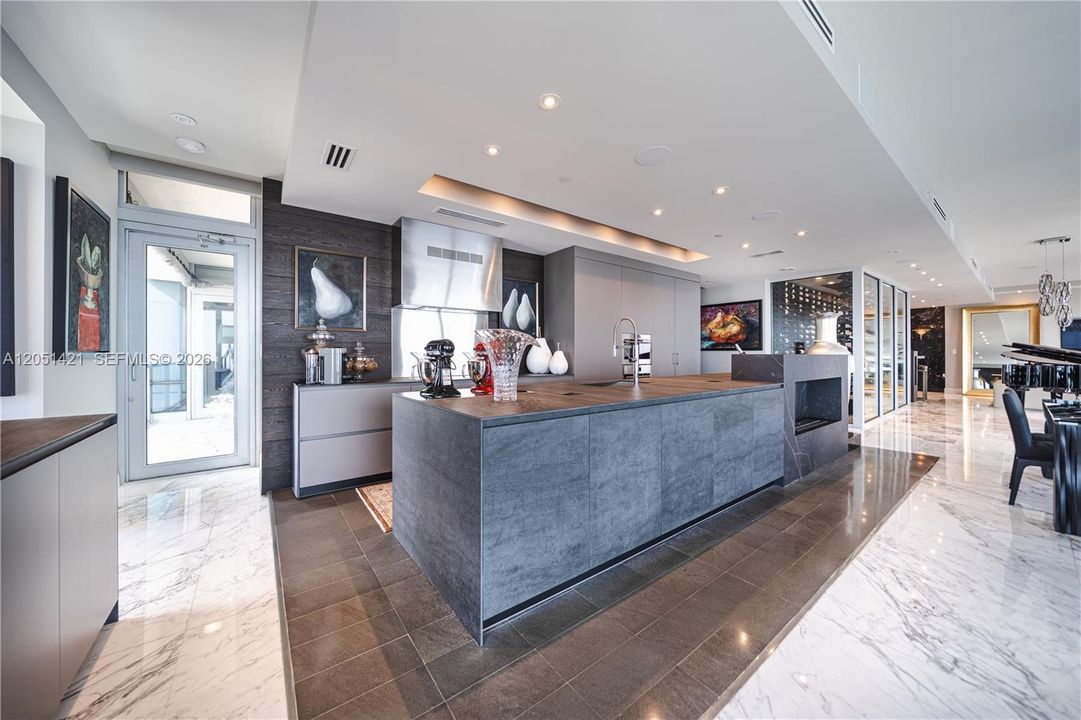 For Sale: $13,500,000 (3 beds, 3 baths, 3402 Square Feet)