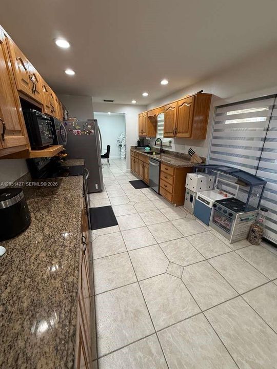 В аренду: $3,250 (4 спален, 2 ванн, 1654 Квадратных фут)