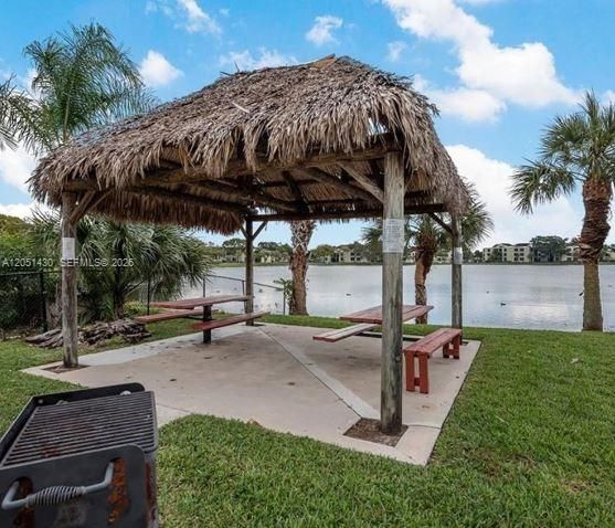 En Venta: $158,000 (2 camas, 2 baños, 890 Pies cuadrados)