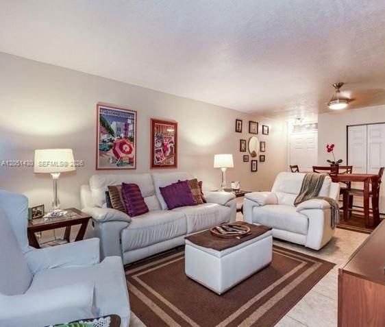 En Venta: $158,000 (2 camas, 2 baños, 890 Pies cuadrados)