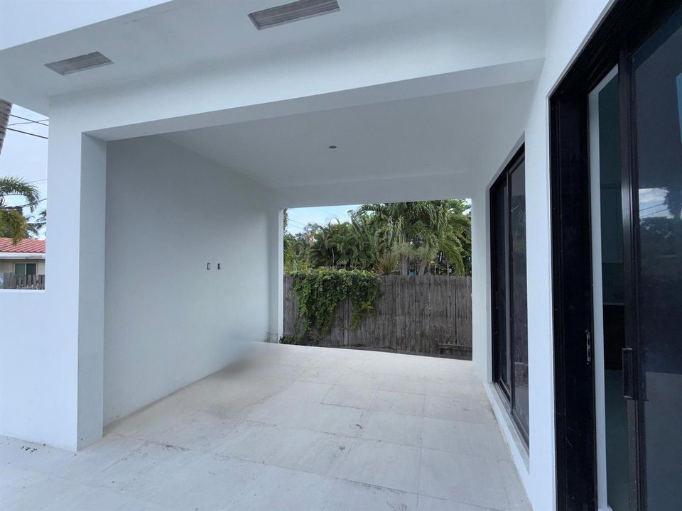 1781 NE 18th St Covered Outdoor Patio