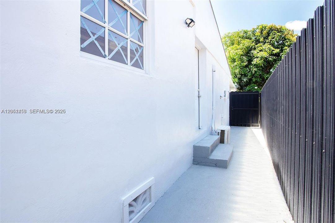 For Rent: $1,300 (1 beds, 1 baths, 795 Square Feet)