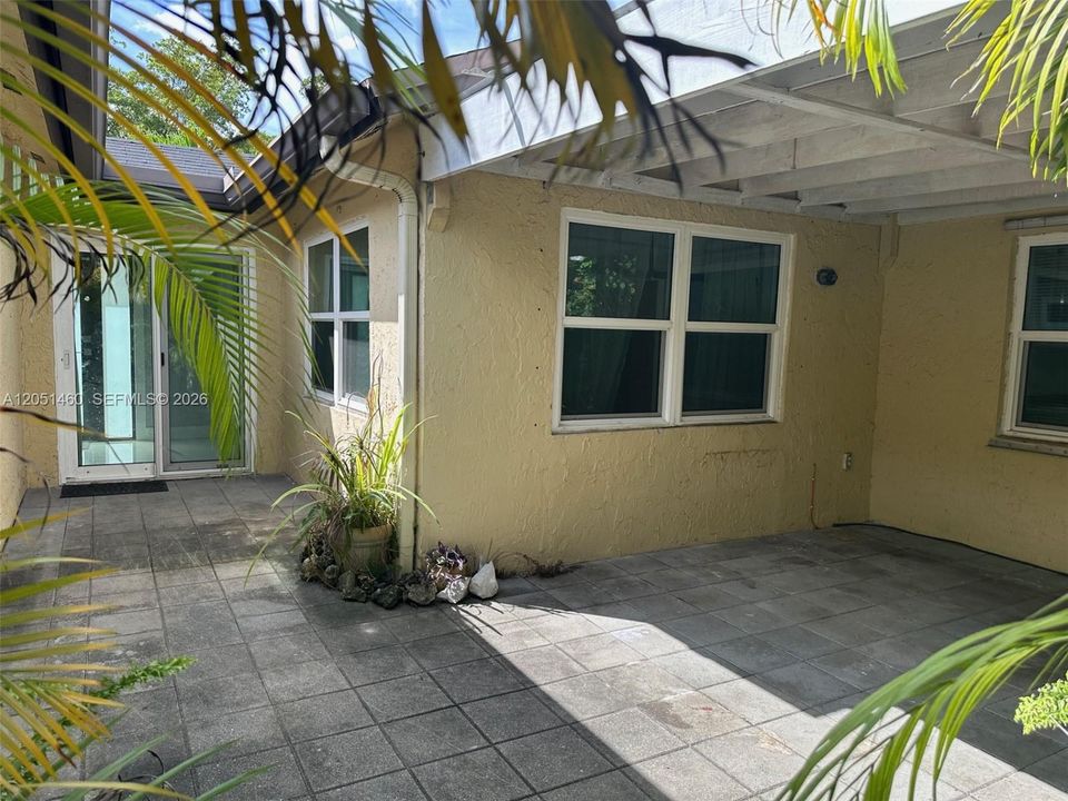 For Sale: $650,000 (3 beds, 3 baths, 1540 Square Feet)