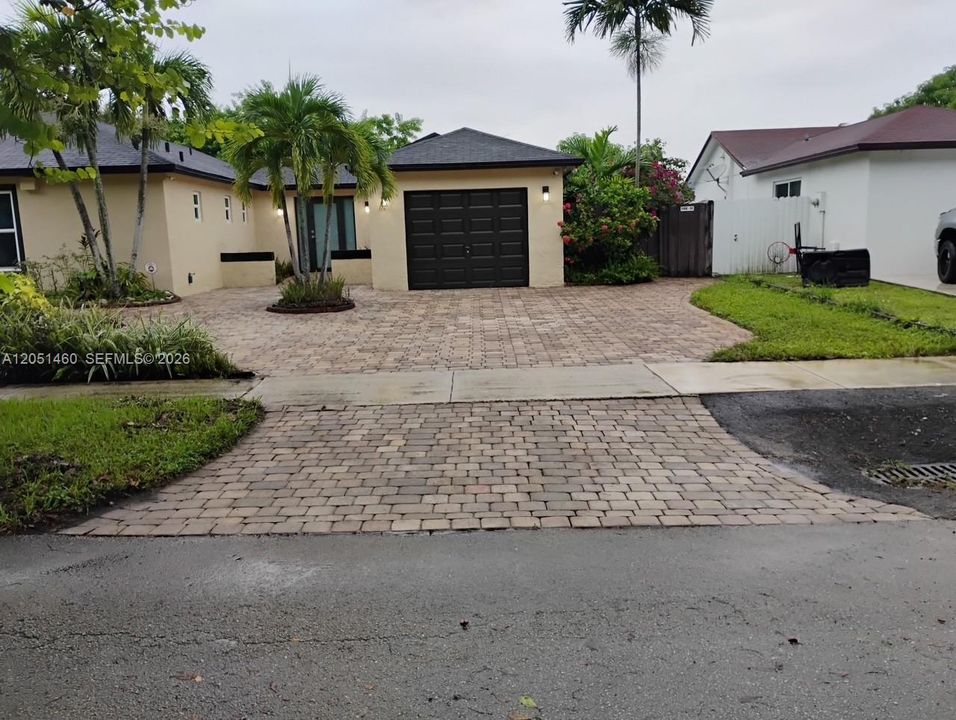 For Sale: $650,000 (3 beds, 3 baths, 1540 Square Feet)