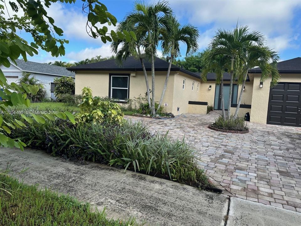 For Sale: $650,000 (3 beds, 3 baths, 1540 Square Feet)