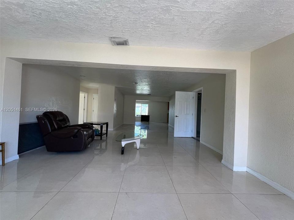 En Renta: $4,150 (4 camas, 2 baños, 1864 Pies cuadrados)