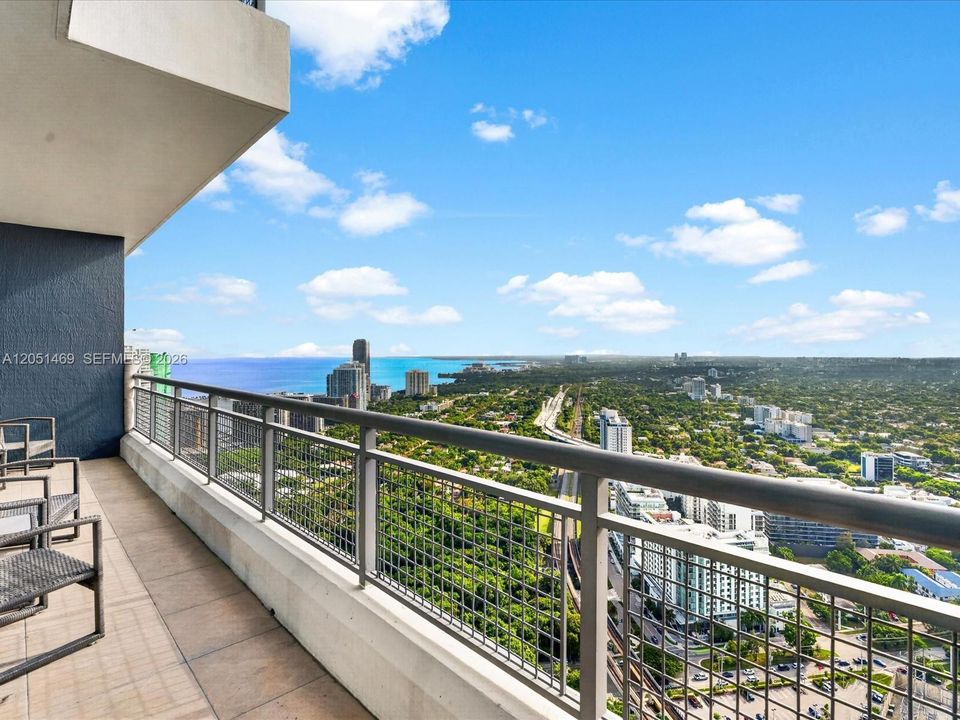 En Venta: $698,000 (2 camas, 3 baños, 1417 Pies cuadrados)