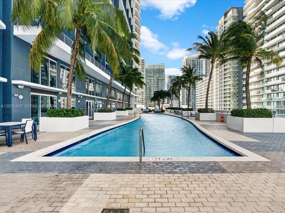 En Venta: $698,000 (2 camas, 3 baños, 1417 Pies cuadrados)