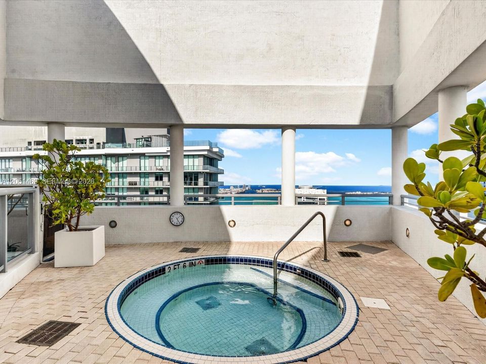 En Venta: $698,000 (2 camas, 3 baños, 1417 Pies cuadrados)