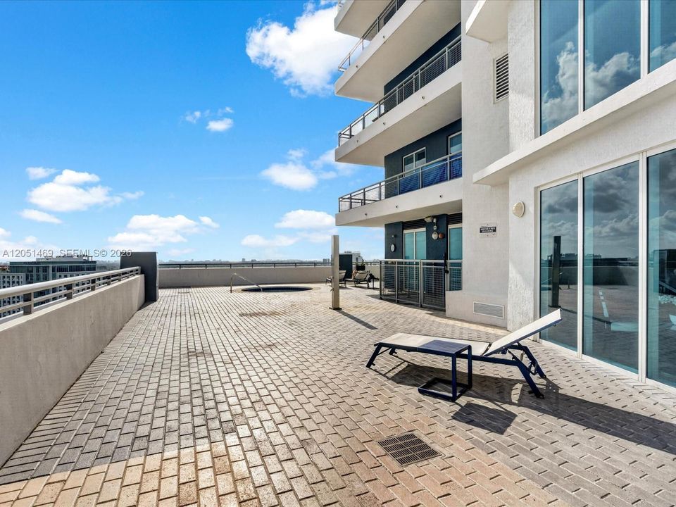 En Venta: $698,000 (2 camas, 3 baños, 1417 Pies cuadrados)