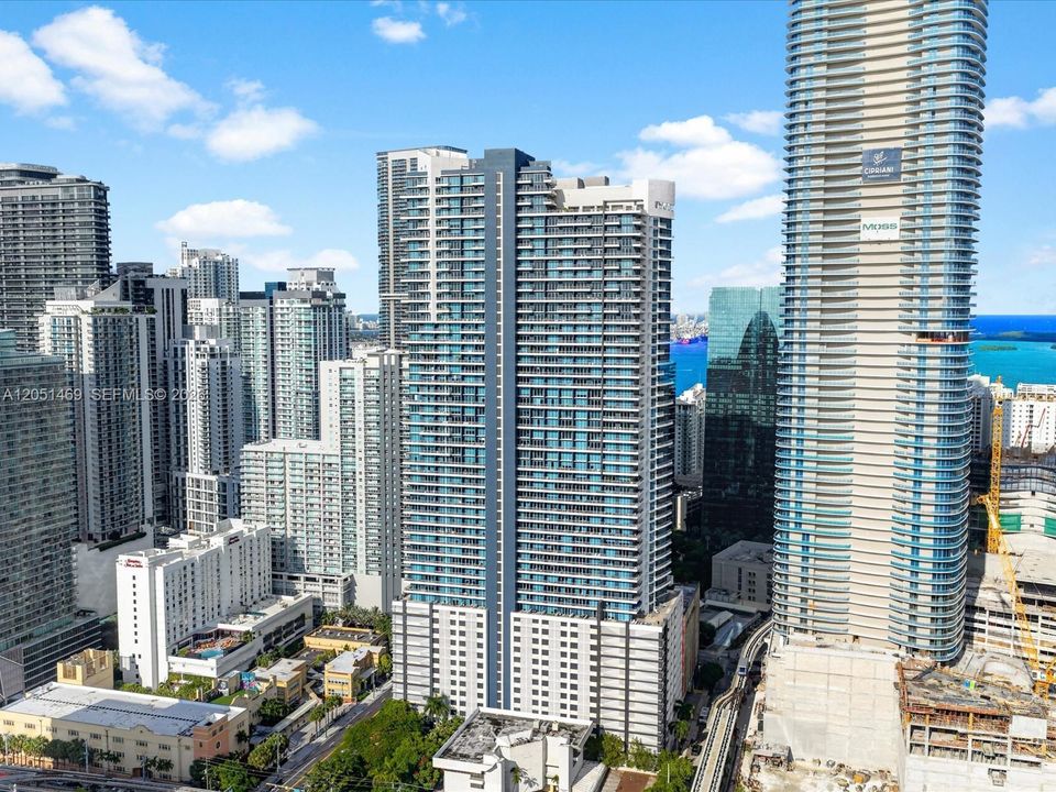En Venta: $698,000 (2 camas, 3 baños, 1417 Pies cuadrados)