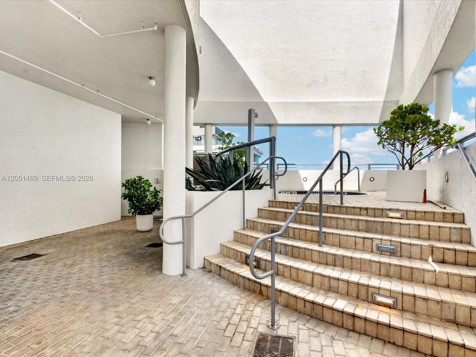 En Venta: $698,000 (2 camas, 3 baños, 1417 Pies cuadrados)