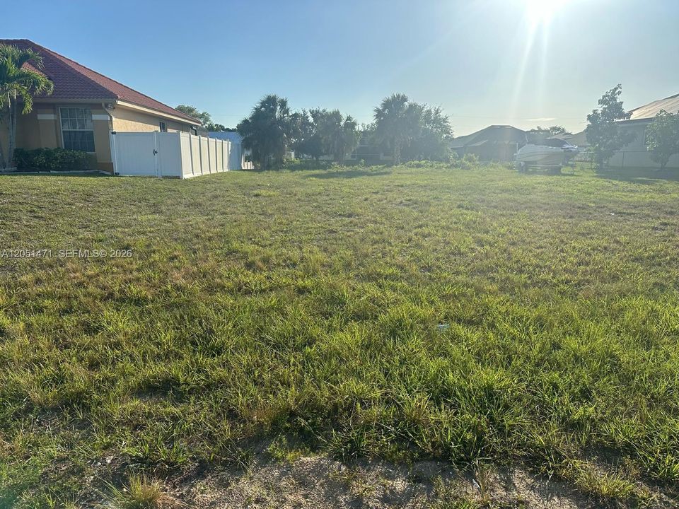 待售: $85,000 (0.23 acres)