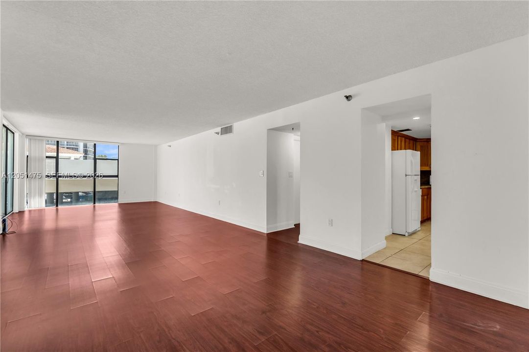 For Sale: $199,000 (1 beds, 1 baths, 1033 Square Feet)