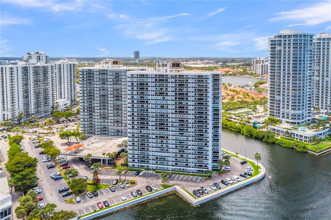 For Sale: $199,000 (1 beds, 1 baths, 1033 Square Feet)