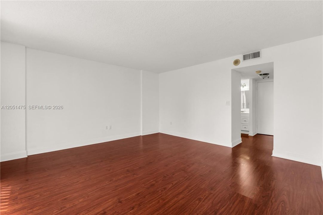 For Sale: $199,000 (1 beds, 1 baths, 1033 Square Feet)