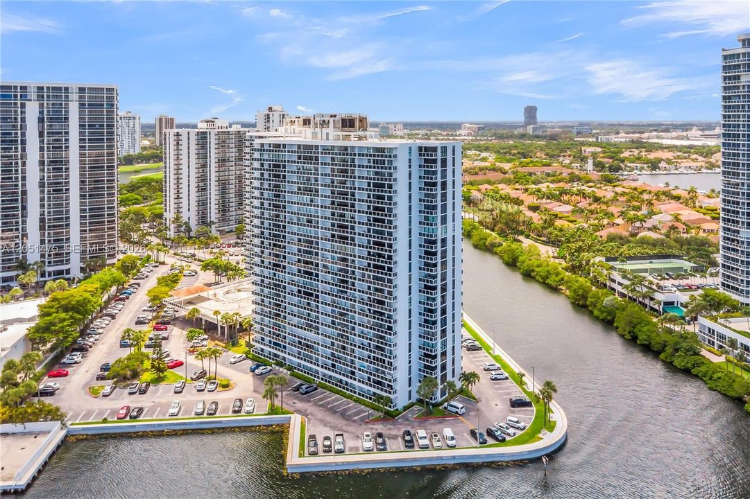 For Sale: $199,000 (1 beds, 1 baths, 1033 Square Feet)