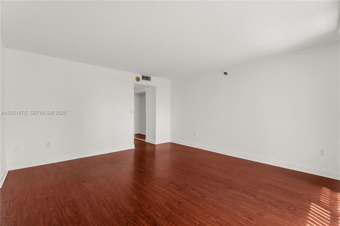 For Sale: $199,000 (1 beds, 1 baths, 1033 Square Feet)