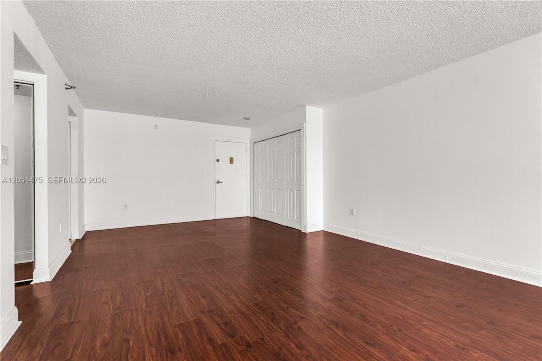 For Sale: $199,000 (1 beds, 1 baths, 1033 Square Feet)