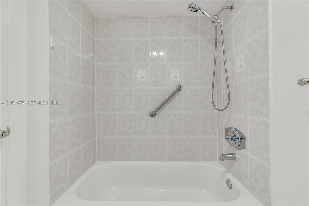 For Sale: $199,000 (1 beds, 1 baths, 1033 Square Feet)