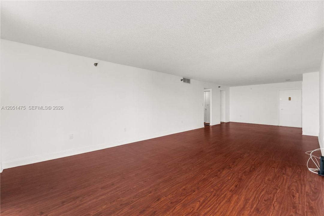 For Sale: $199,000 (1 beds, 1 baths, 1033 Square Feet)