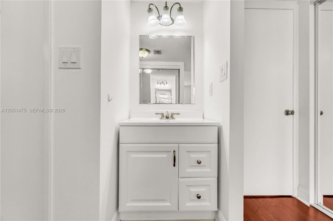 For Sale: $199,000 (1 beds, 1 baths, 1033 Square Feet)