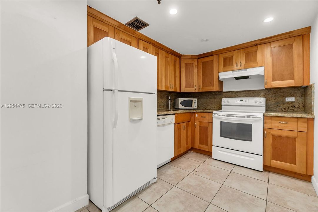 For Sale: $199,000 (1 beds, 1 baths, 1033 Square Feet)