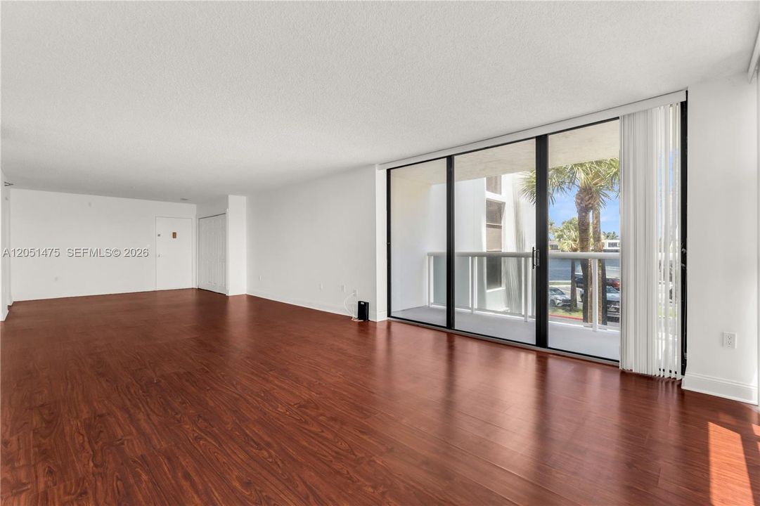 For Sale: $199,000 (1 beds, 1 baths, 1033 Square Feet)